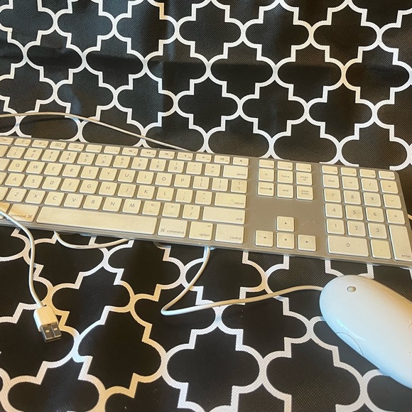 Apple Silver and White Keyboard with Mouse - Picture 2 of 4